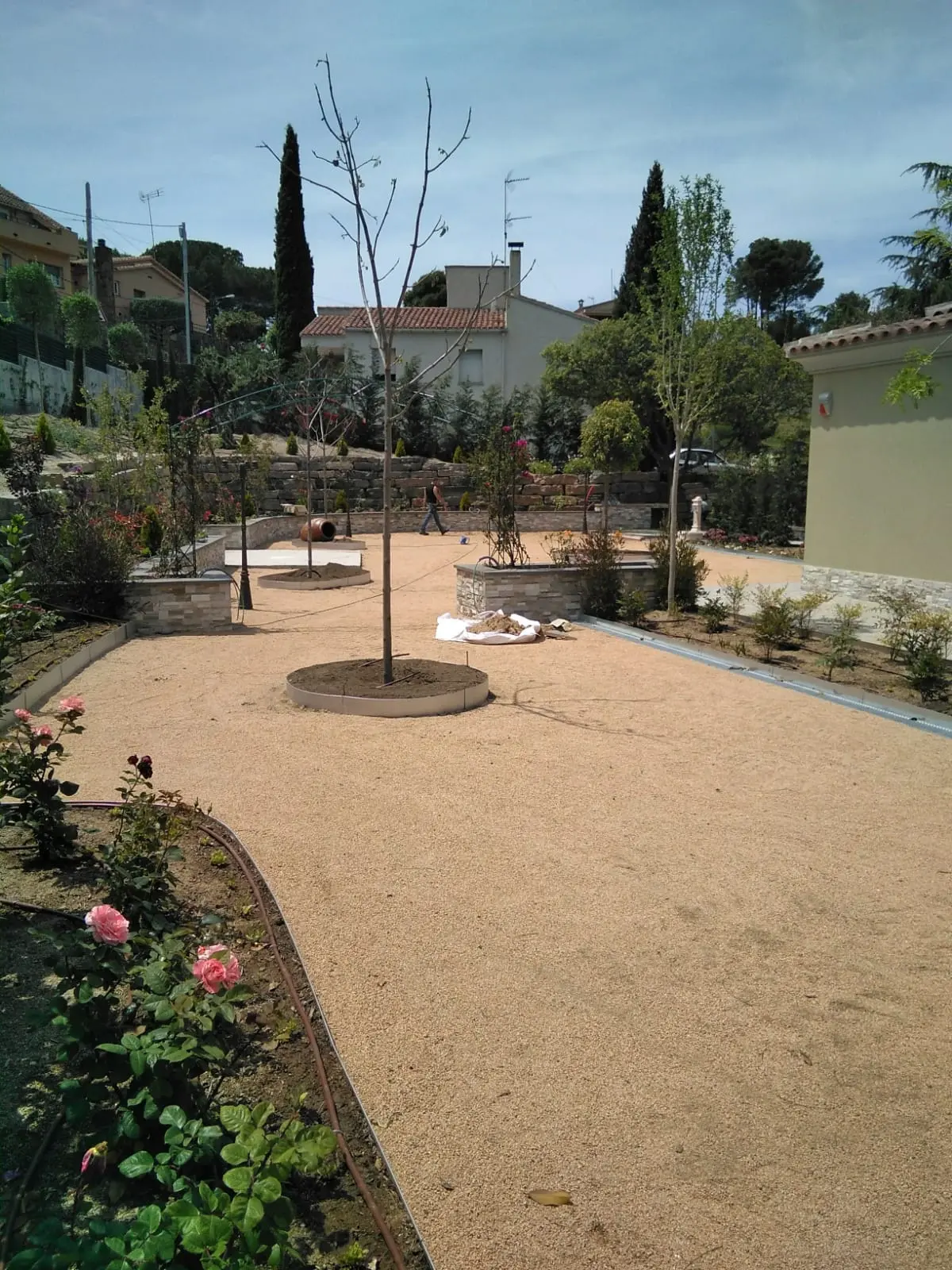 Vistas de jardín y acceso. Galería secundaria del resultado final.