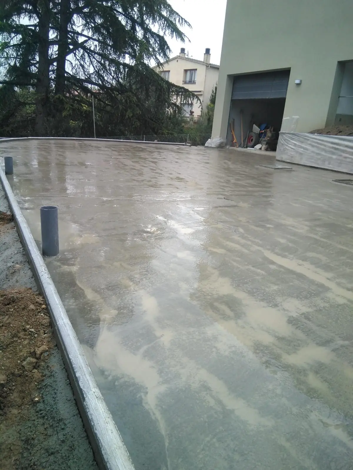 Solera recién hormigonada. Acabado fratasado en toda la superficie.