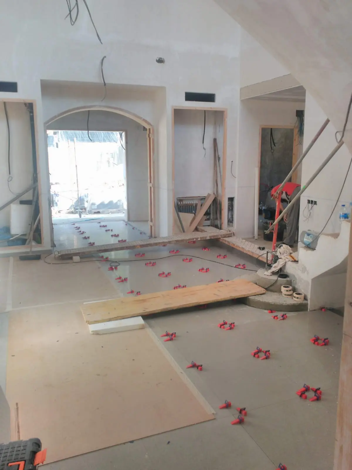 Vista del pasillo con niveladores activos y arco moldurado al fondo.