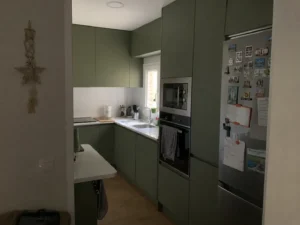 Cocina reformada en verde oliva con electrodomésticos integrados y península