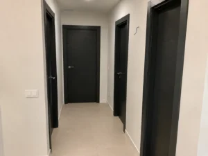 Distribuidor reformado con puertas lacadas en gris antracita y suelo claro