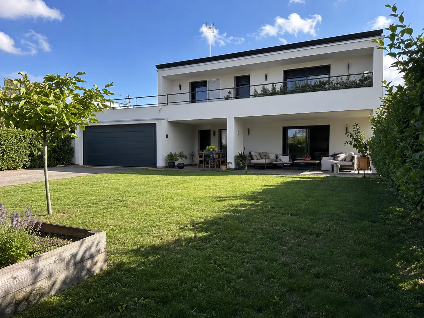 Inicio Villa de obra nueva de dos plantas con garaje y amplio jardín de césped en Tarragona